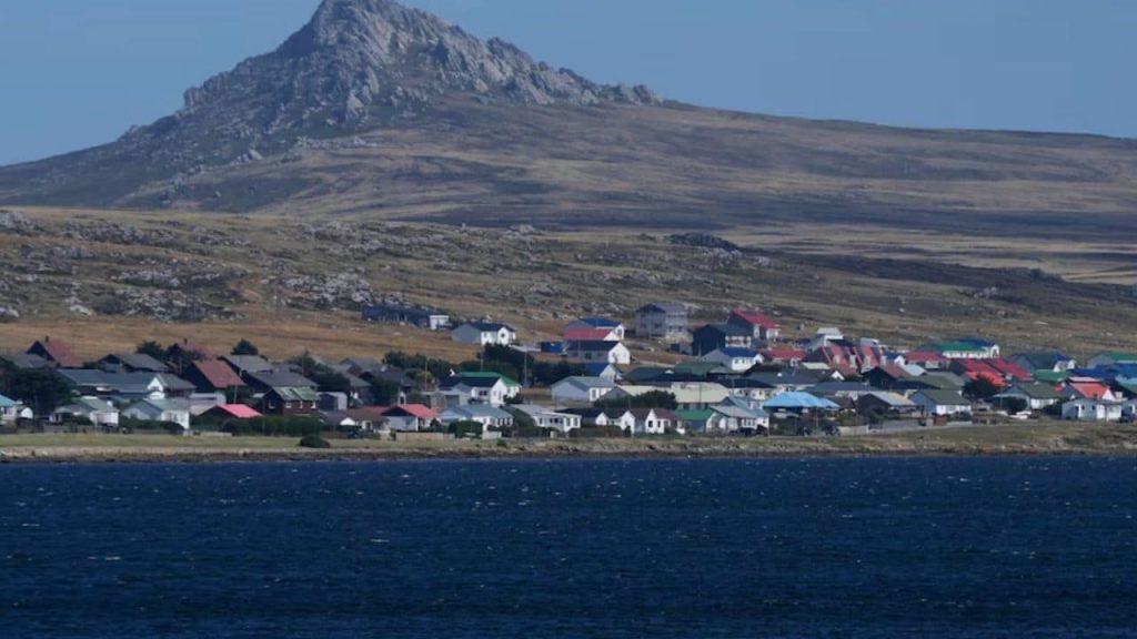 casas en las Islas Malvinas y una montaña de fondo