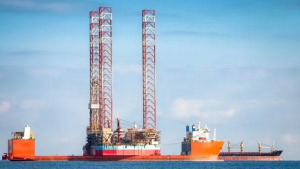 se observa un barco petrolero en las aguas cercanas a las Islas Malvinas y de una planta de hidrocarburos