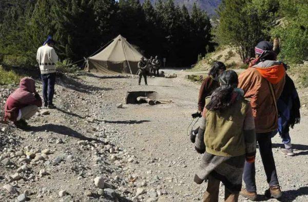 un grupo de seis mapuches se enfrentan pacíficamente a tres policías en un conflicto por tierras