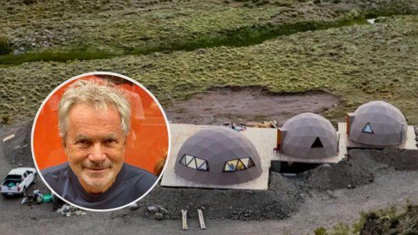 Vista aérea de un campamento de domos geodésicos en un paisaje montañoso con una camioneta al lado, e imagen superpuesta del empresario Martín Varsavsky sonriendo.
