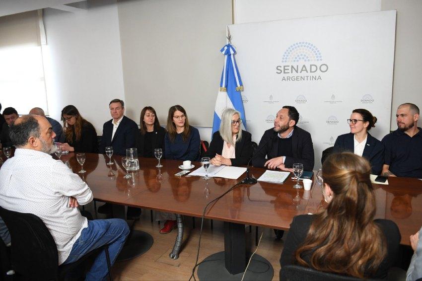 Organizaciones ambientales reclamaron que el Congreso avance con un proyecto para hacer públicos los permisos, antecedentes y sanciones de la flota pesquera comercial argentina, en medio de la falta de actividad de la Comisión de Intereses Marítimos, Fluviales, Pesqueros y Portuarios de la Cámara de Diputados.