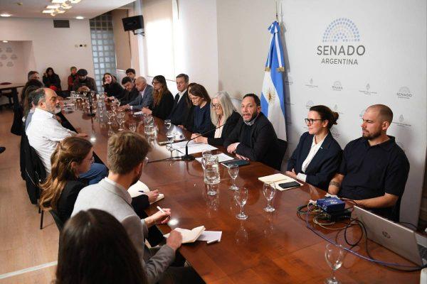 Organizaciones ambientales reclamaron que el Congreso avance con un proyecto para hacer públicos los permisos, antecedentes y sanciones de la flota pesquera comercial argentina, en medio de la falta de actividad de la Comisión de Intereses Marítimos, Fluviales, Pesqueros y Portuarios de la Cámara de Diputados.