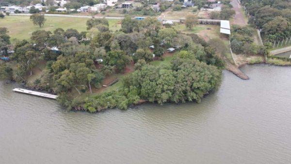 se observa la costa del río Paraná llena de árboles