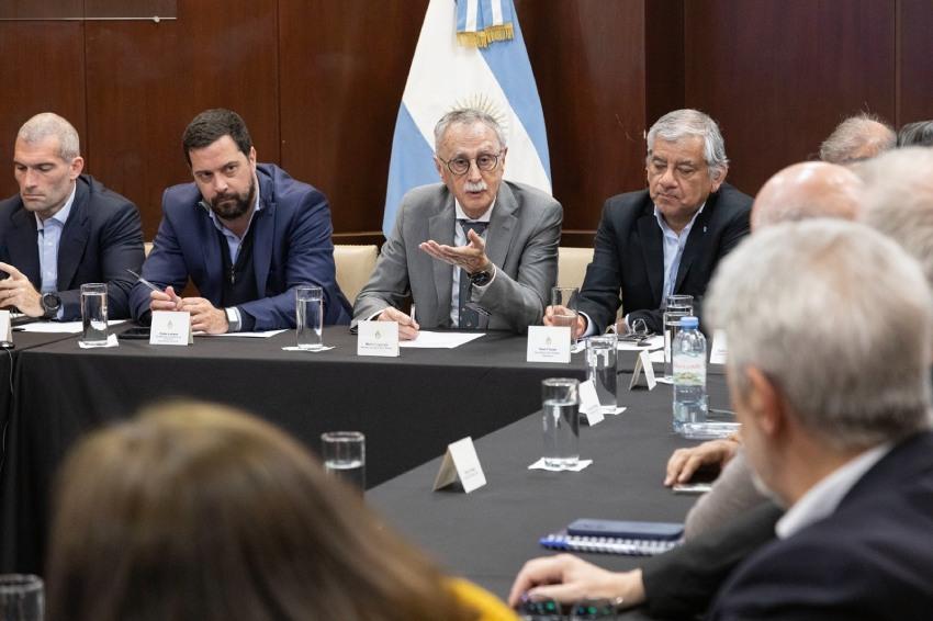 El ministro de Salud de la Nación, Mario Lugones, junto al secretario de Coordinación Productiva del Ministerio de Economía de la Nación, Pablo Lavigne, encabezaron una reunión de trabajo con representantes de empresas productoras y comercializadoras de repelentes, de supermercados y distribuidores mayoristas.