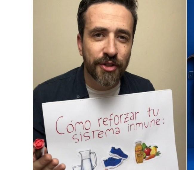 Un hombre muestra un cartel que tiene la leyenda "cómo reforzar el sistema inmune"