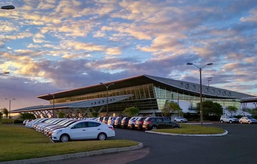 El estacionamiento de un aeropuerto lleno de autos