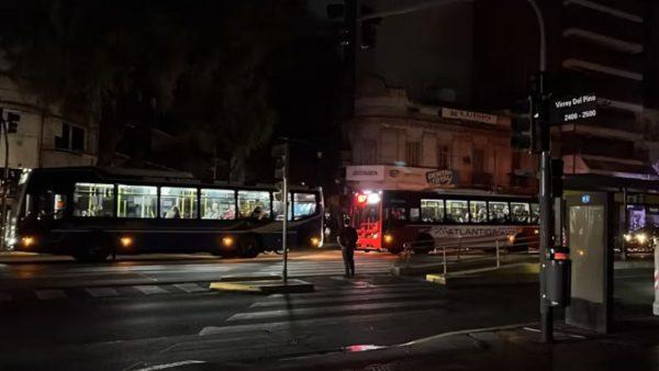 La esquina de Virrey del Pino y Cabildo totalmente a oscuras, solo iluminada por las luces de los autos que pasan
