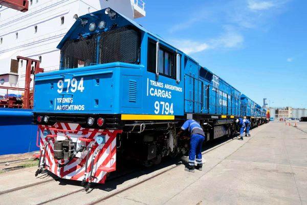Una persona revisa el primer vagón de un tren azul.