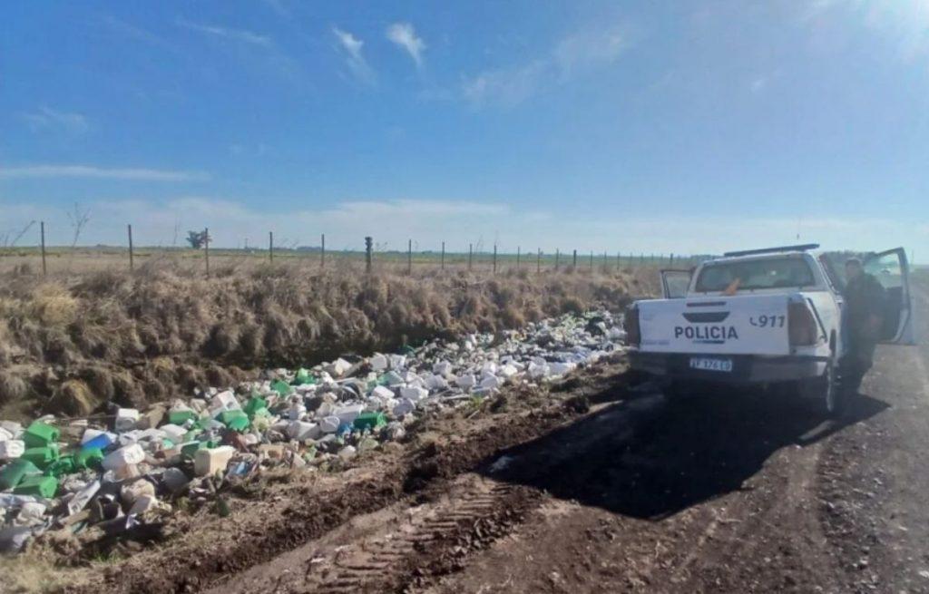 Más de 200 bidones de agroquímicos aparecieron abandonados al costado de una ruta Más de 200 bidones de agroquímicos aparecieron abandonados al costado de una ruta