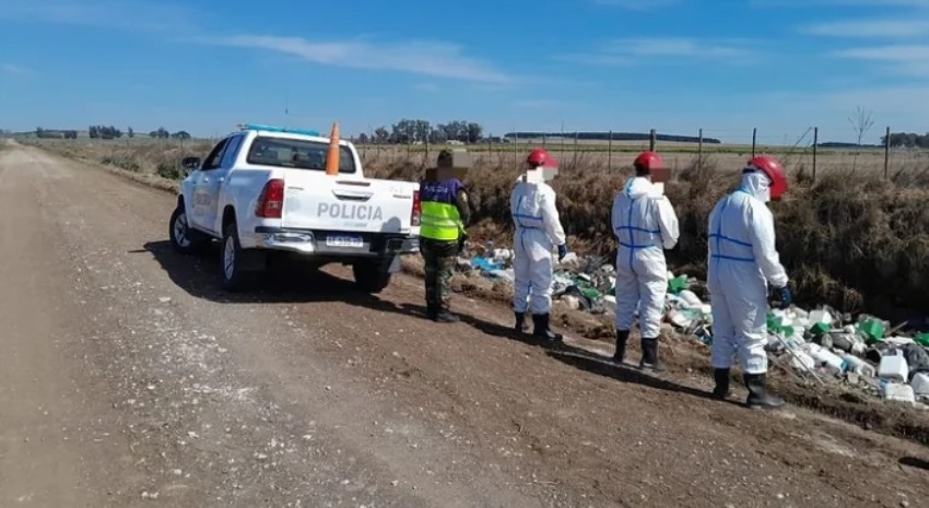 . Los envases todavía conservaban restos de sustancias peligrosas y fueron retirados durante un operativo
