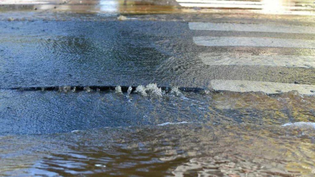 un cruce peatonal en La Plata totalmente inundado
