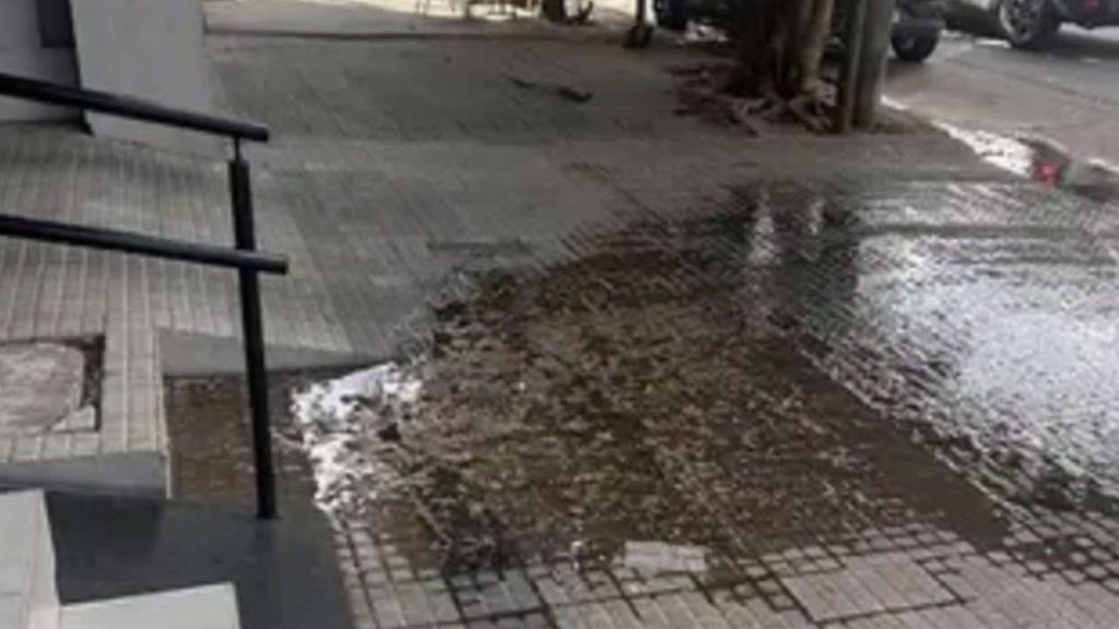 la vereda de un edificio totalmente inundada en La Plata
