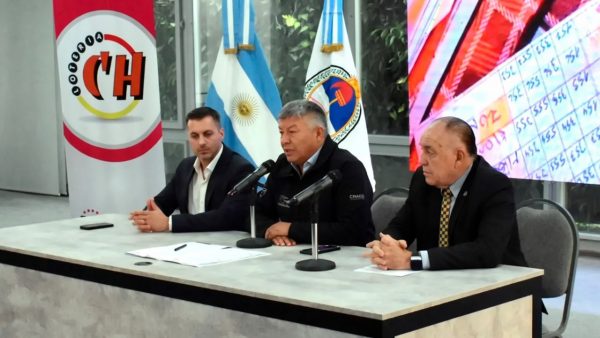 Un representante de Lotería Chaqueña, Seguridad y el Ministerio Público Fiscal en una mesa y dando el anuncio de que Chaco refuerza el control sobre las apuestas online y el juego clandestino