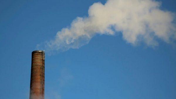 una chimenea expulsa emisiones al aire libre