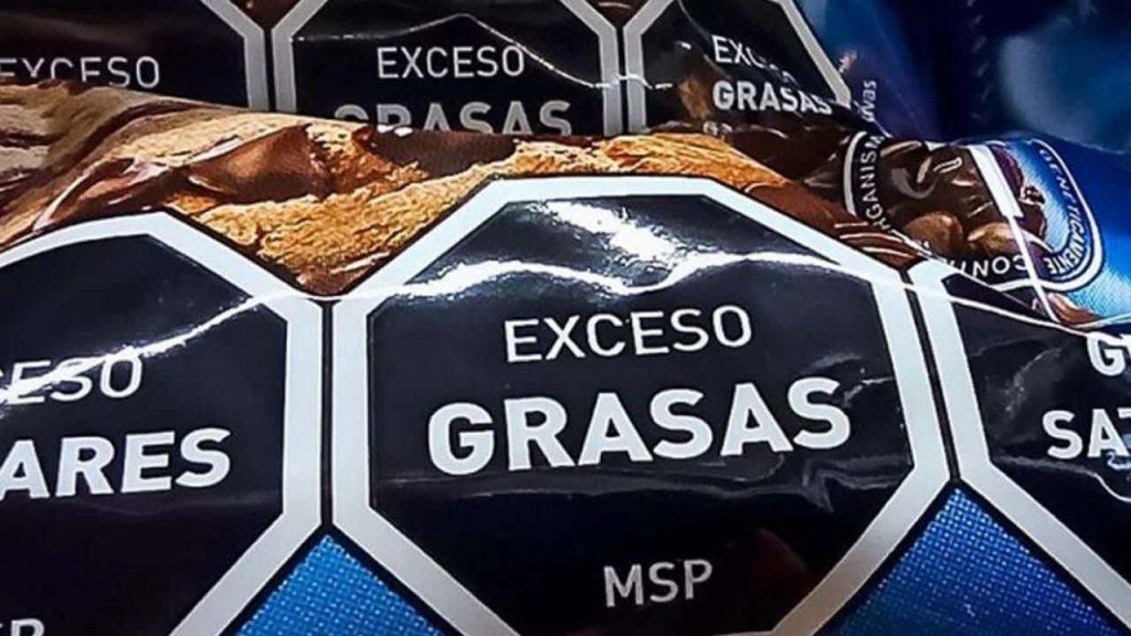 un paquete de galletitas con el octógono de exceso en grasas