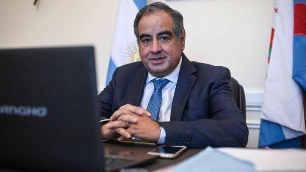 El exministro de Defensa Julio Martínez sentado detrás de una computadora en su despacho