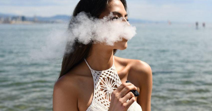 Una mujer fumando.