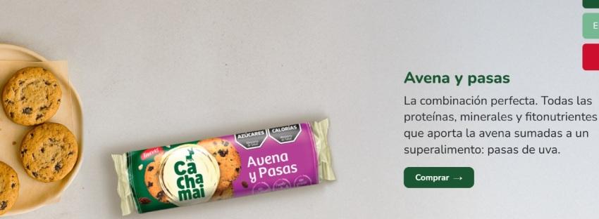 Paquete de galletitas Cacha Mai sabor Avena y Pasas junto a un plato de cerámica con varias galletitas redondas con chips. A la derecha se lee el texto "Avena y pasas: La combinación perfecta..." y un botón verde que dice "Comprar"