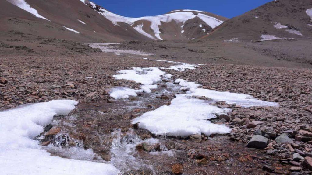 restos de hielo sobre tierra en San Juan