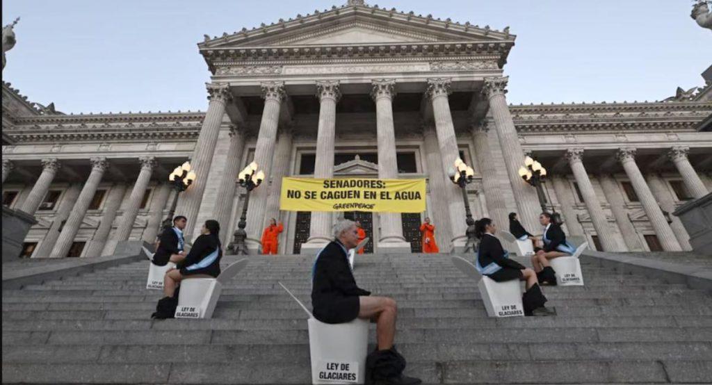 Procesaron a 12 activistas de Greenpeace por protestar contra la reforma de la Ley de Glaciares Procesaron a 12 activistas de Greenpeace por protestar contra la reforma de la Ley de Glaciares