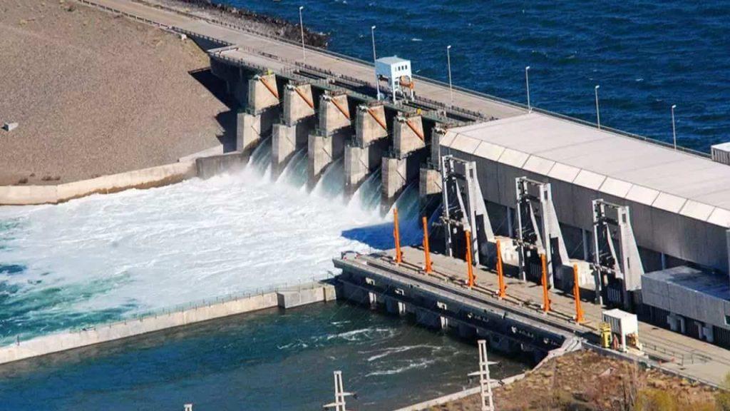 una represa hidroeléctrica en funcionamiento