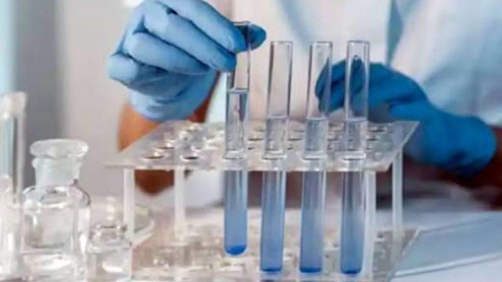 un científico manipula un tubo de ensayo