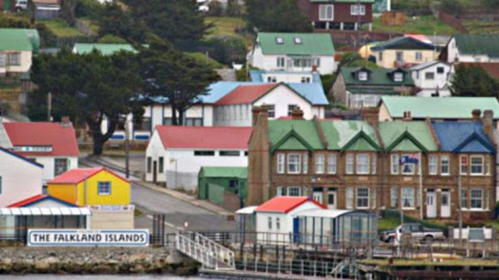 Distintas casas de colores y un letrero que dice The Falklands Islands