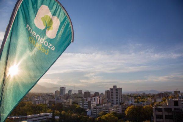 bandera con el logo de mendoza y atrás la ciudad