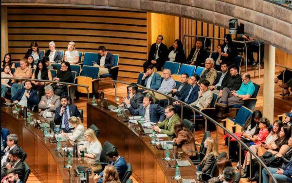 Vista panorámica del recinto de la Cámara de Representantes de la provincia de Misiones durante una sesión legislativa