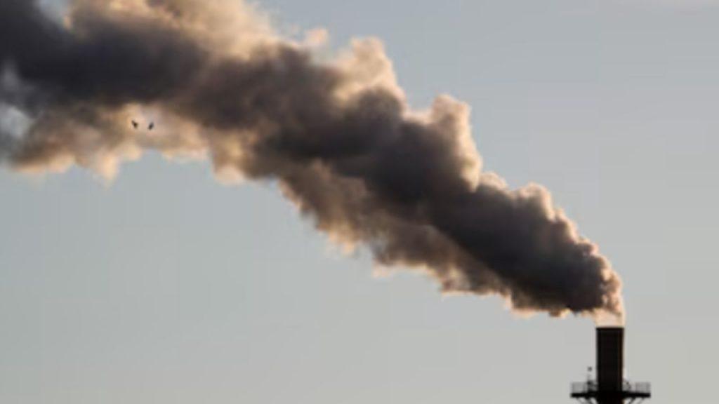 una chimenea expulsando humo contaminante