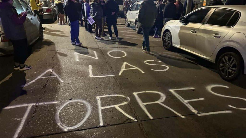En el asfalto está escrito el mensaje No a las torres