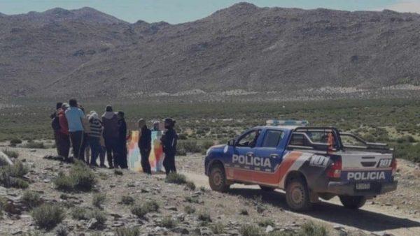 casi una decena de integrantes de la comunidad Peñas Negras son abordados por un patrullero de la policía en medio de un reclamo por las tierras indígenas
