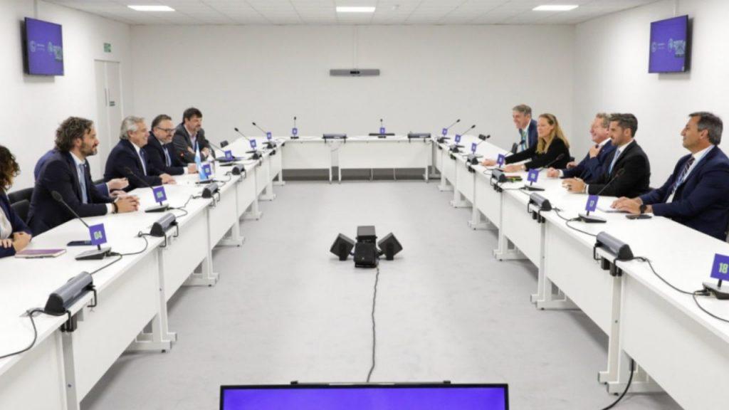 una reunión de distintas personalidades, entre ellas, el ex presidente Alberto Fernández y Agustín Pichot