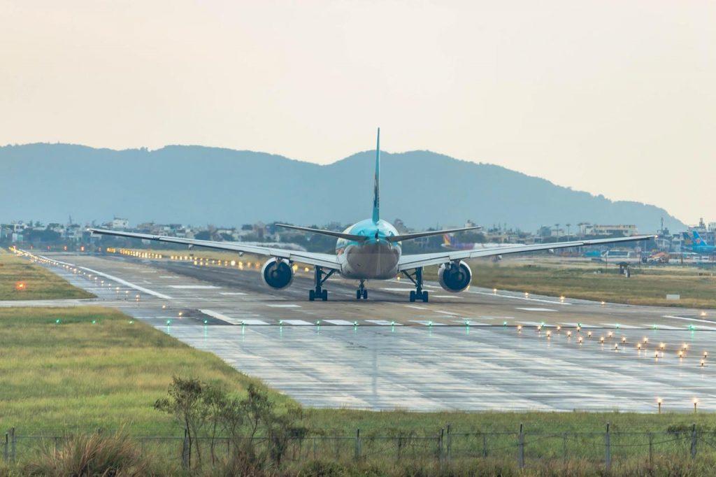 Un avión aterrizando sobre una pista.