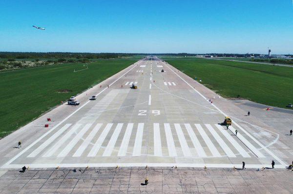 Una pista de aterrizaje de aviones vacía.