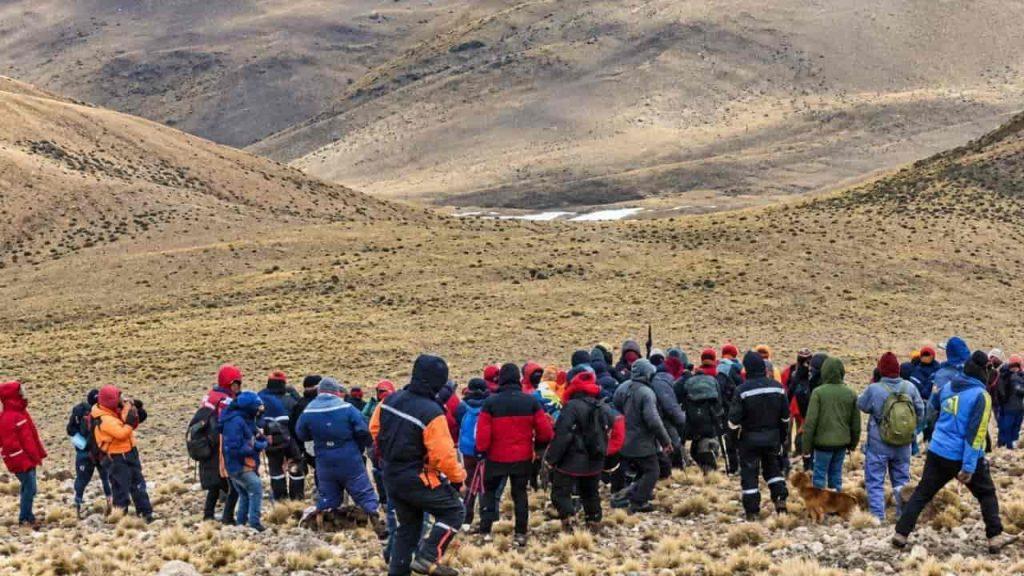 decenas de integrantes de la comunidad indígena Peñas Negras están reunidos en el valle de Catamarca