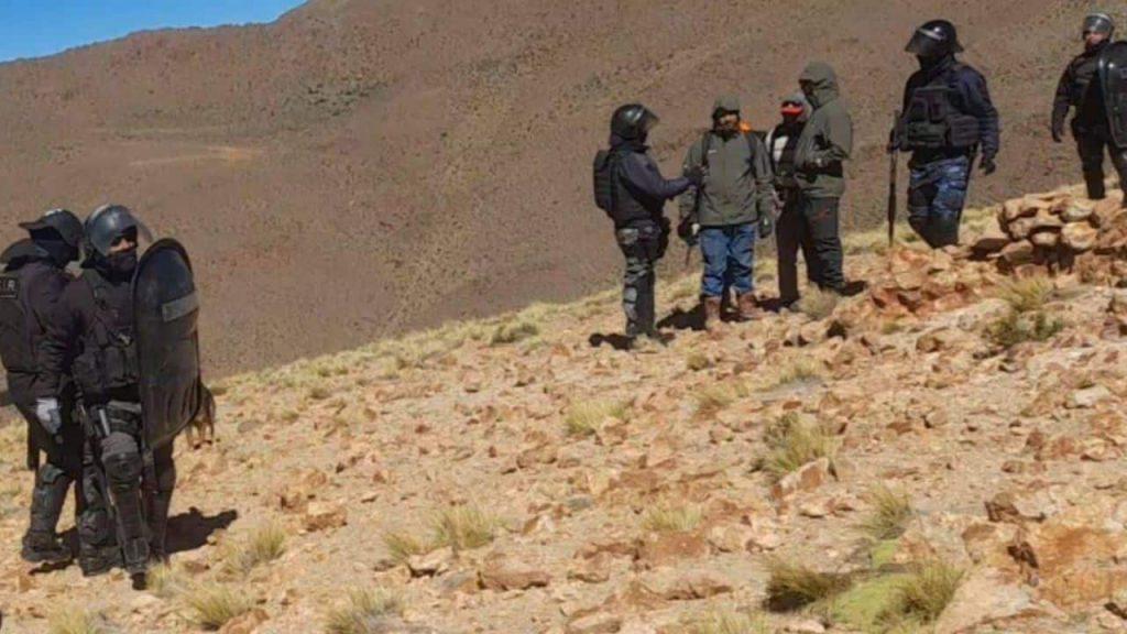 tres integrantes de la comunidad indígena Peñas Negras son abordados por la policía en medio de un reclamo por las tierras