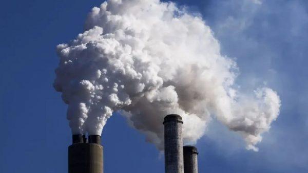 las chimeneas de una central emanando grandes cantidades de gas