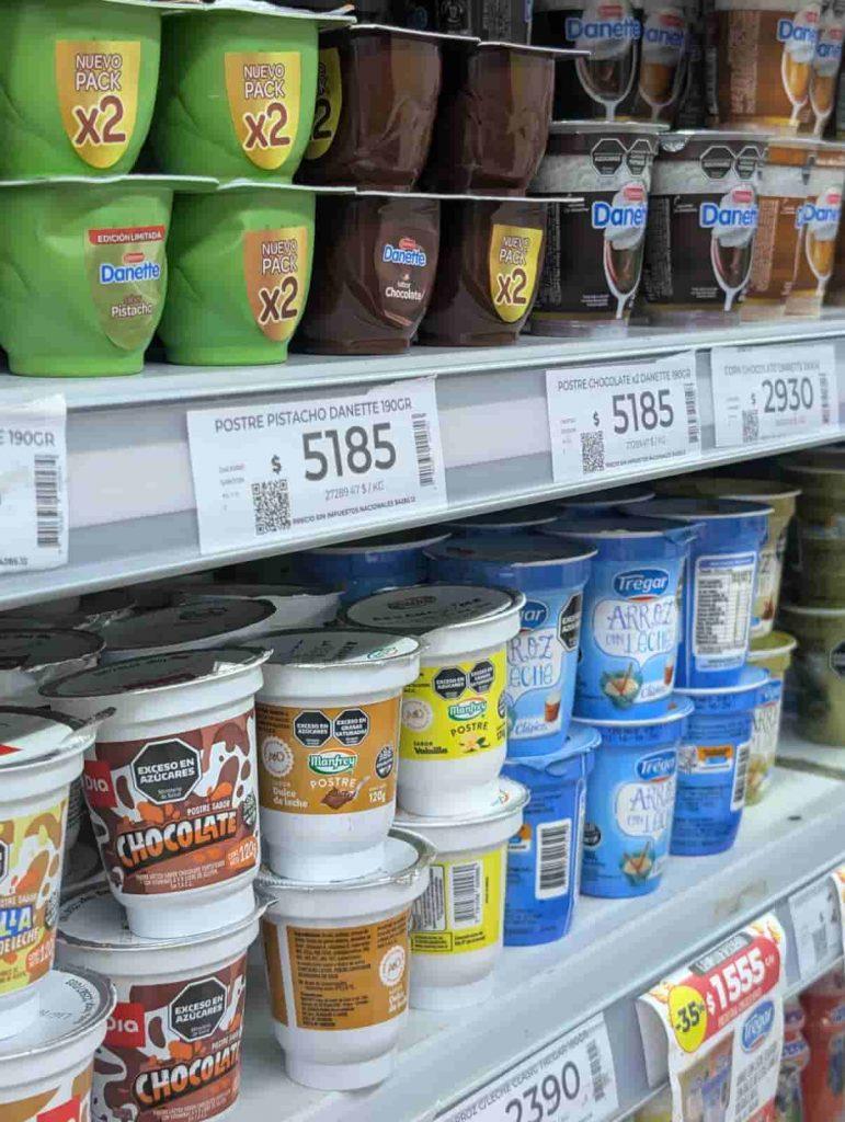 una góndola de supermercado llena de productos lácteos a modo de postre como, por ejemplo, danette, arroz con leche y sabor chocolate