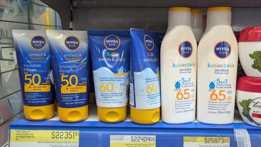 protectores solares nivea apoyado en una góndola de supermercado con sus respectivos precios