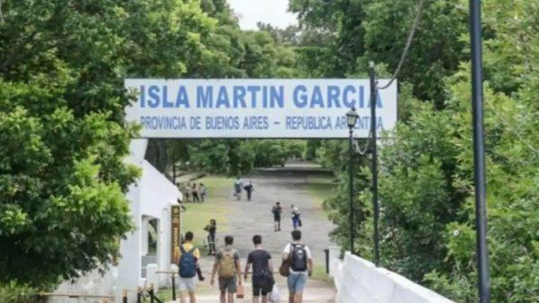 El ingreso a la isla Martín García en la Provincia de Buenos Aires, lleno de árboles y personas caminando