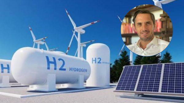 una foto collage de una planta de hidrógeno, un panel solar y la cara de Agustín Pichot