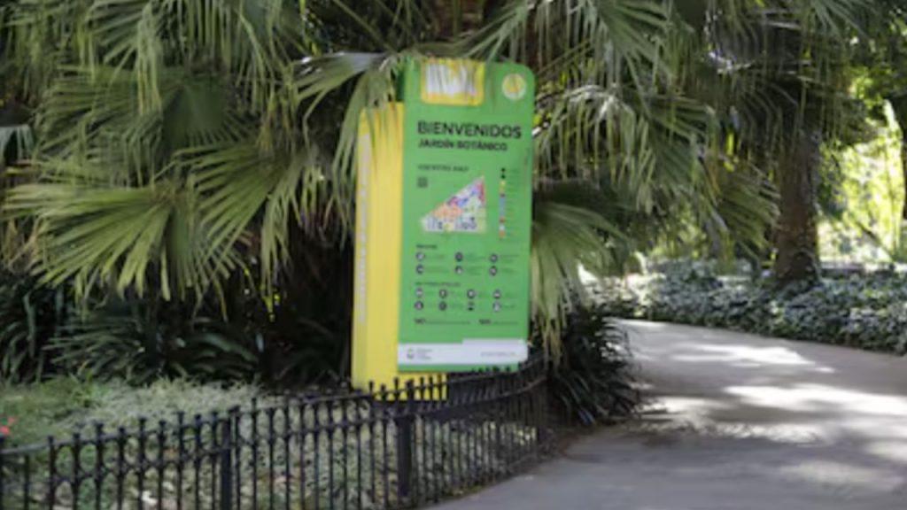una especie de Totem con información sobre los refugios climáticos en CABA en una plaza