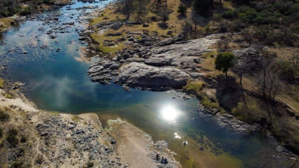 el curso del río Quillinzo entre rocas y pasto