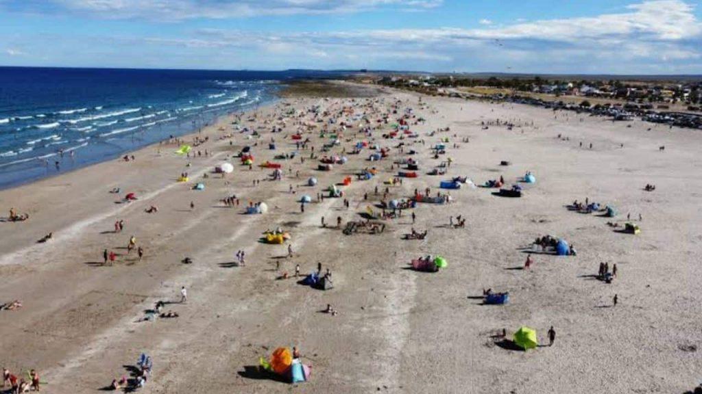 las playas de Río Negro llevas de gente disfrutando del día bajo el sol