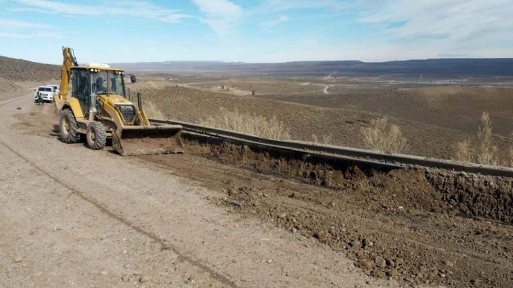 una máquina recoge tierra de un yacimiento petrolero en Santa Cruz