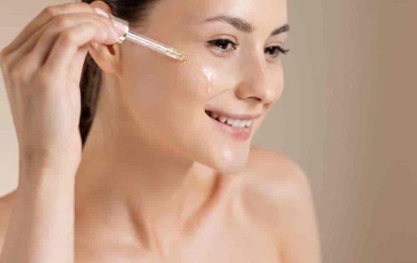 una chica haciendose el skin care con aceite