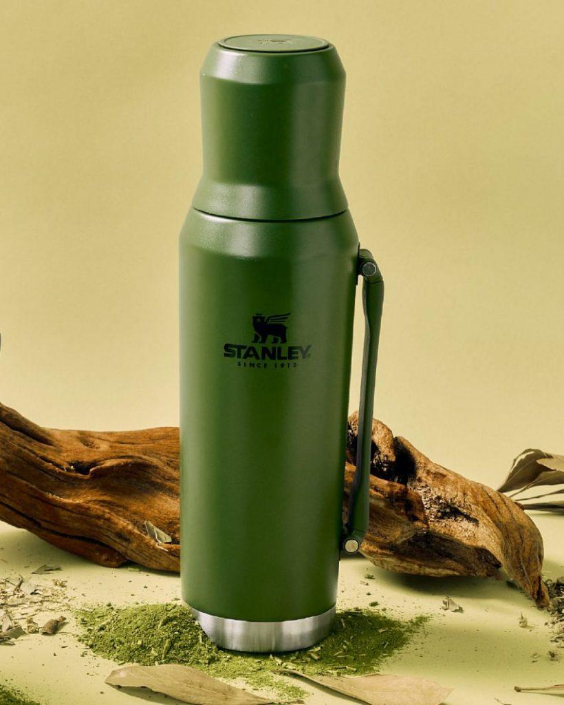 un termo color verde marca Stanley