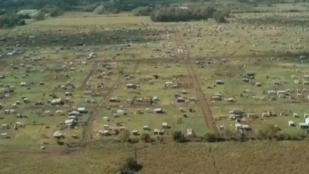 una imagen aérea de un terreno verde lleno de casitas