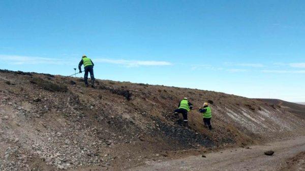 tres hombres en un yacimiento petrolero de Santa Cruz